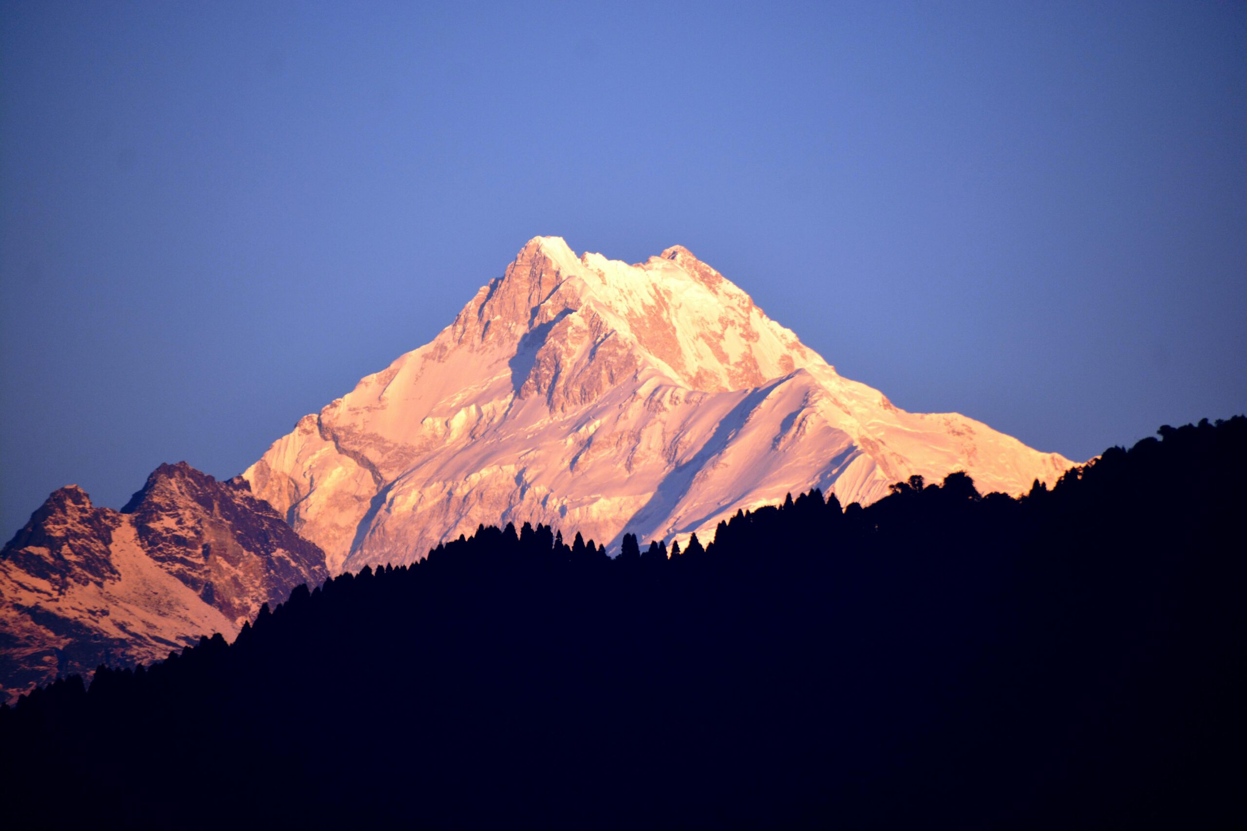 Sunrise over the Annapurnamountains from Sarangkot sunrise tour